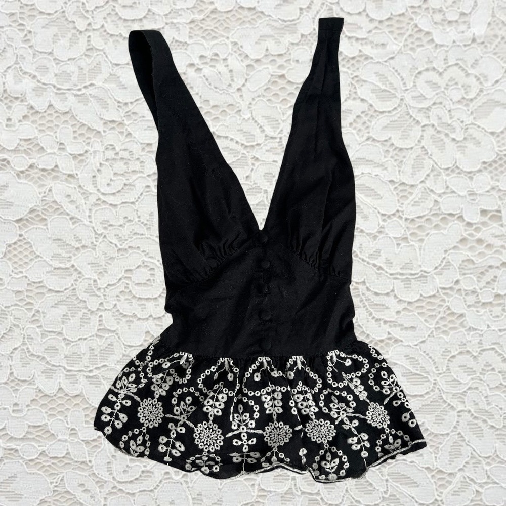 vintage y2k express black tank top w/ white floral embroidery & button detailing